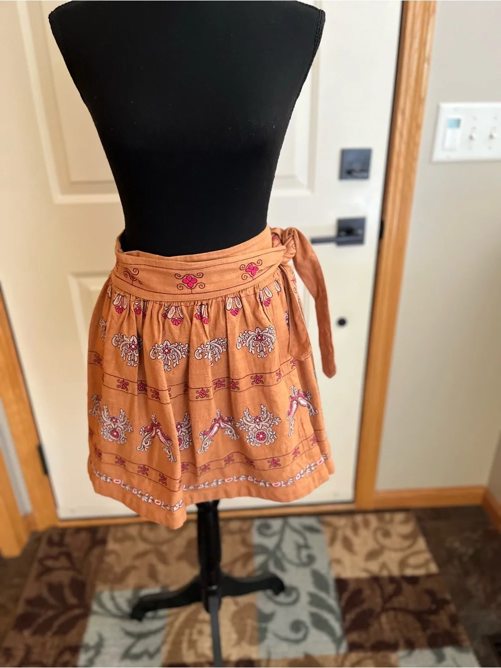 Anthropologie Meghan terracotta embroidered folkloric mini wrap skirt. Size 0